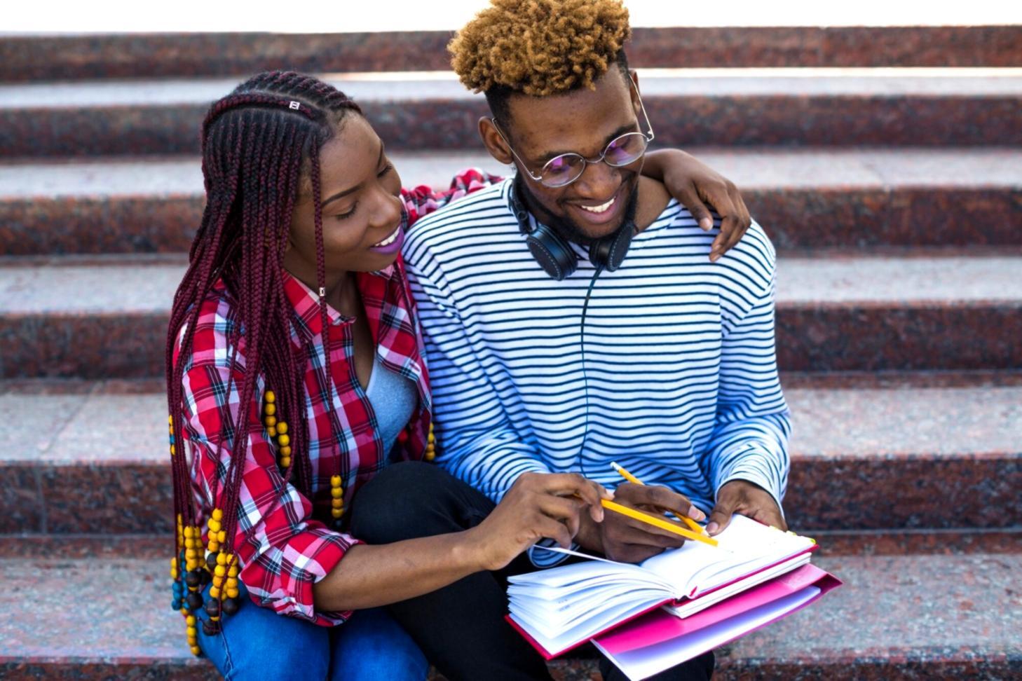 Beratungsgespräch zwischen Dozent und Teilnehmerin in modernem Schulungsraum